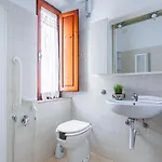 Appartamento Guesthost - Airport Comfy - Private Parking Pisa