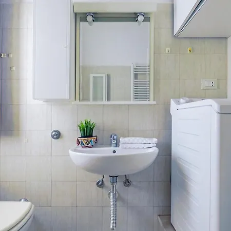 Apartmán Guesthost - Airport Comfy - Private Parking *