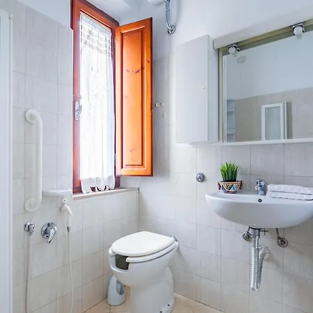 Apartmán Guesthost - Airport Comfy - Private Parking Pisa